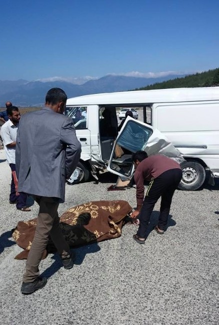 Kilis'te Minibüsle Taksi Çarpıştı: 1 Ölü, 1 Yaralı