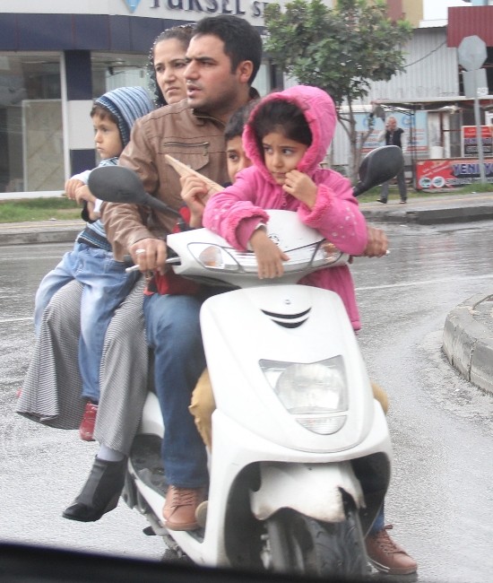 Motosiklette Aile Boyu Tehlikeli Yolculuk