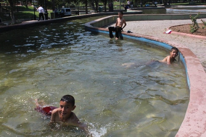 Sıcak Havadan Bunalan Çocuklar Süs Havuzlarında Serinledi