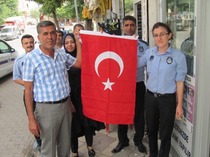 Araban Belediyesi Esnaf Ve Vatandaşlara Türk Bayrağı Dağıttı