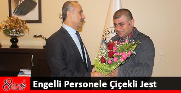 Engelli Personele Çiçekli Jest