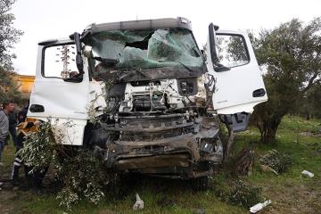 Hafriyat kamyonları kafa kafaya çarpıştı: 3 yaralı