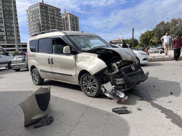 İskenderun’da araçla çarpışan ambulans devrildi: 2 yaralı