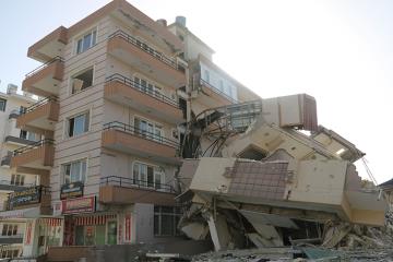 6 katlı bina yandaki az hasarlı binanın üzerine devrildi