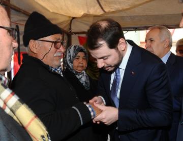 Bakan Albayrak Kırıkhandaki şehit ailesini ziyaret etti