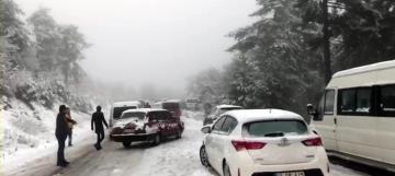 Kar Görmeye Giden Vatandaşlar Araçlarıyla Mahsur Kaldı