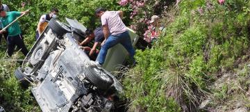 Hatay'da kaza: Araçta mahsur kalan yaralı kurtarıldı