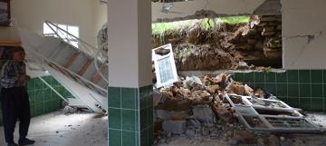 Hatayda Toprak Kayması Sonucu Cami Duvarı Çöktü