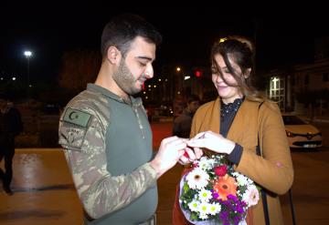 Mehmetçik'ten sürpriz evlenme teklifi