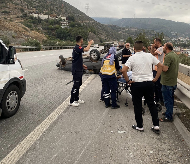 İskenderun’da otomobil takla attı: 4 yaralı