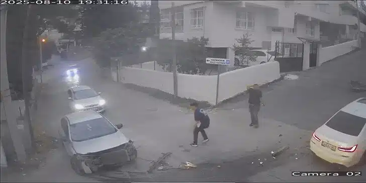 İskenderun’da  Ambulansı Takip Eden Otomobil Kaza Yaptı