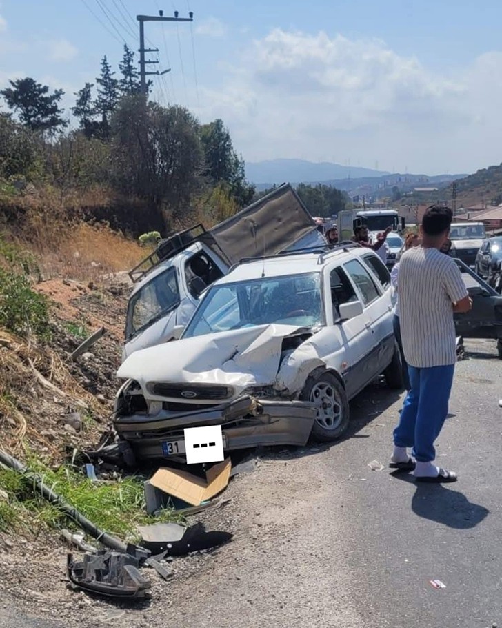 Samandağ-Antakya Yolunda Zincirleme Kaza: 2 Yaralı