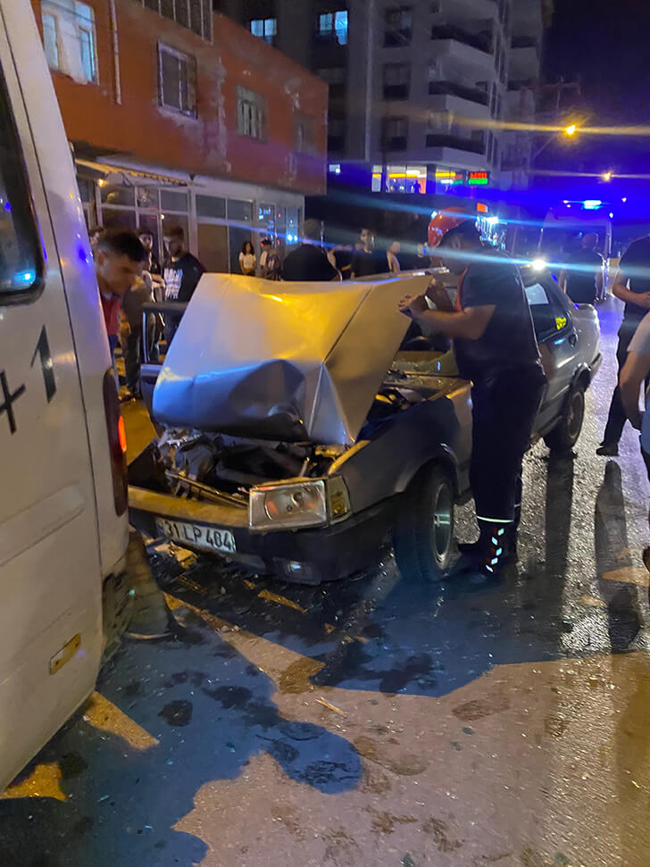 TOFAŞ’ın hurdaya döndüğü kazada 4 kişi yaralandı