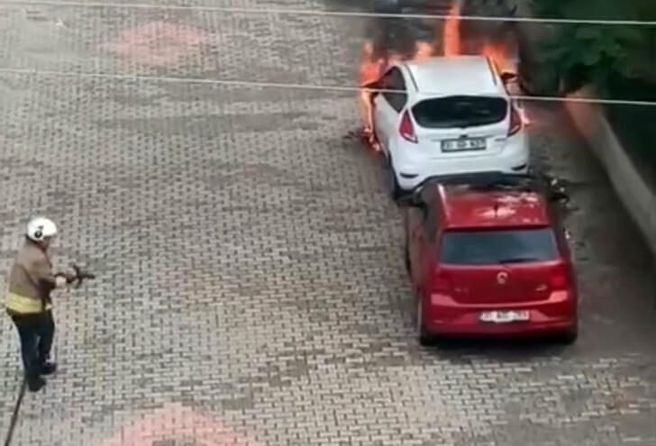 Payas’ta park halindeki otomobil alev alev yandı