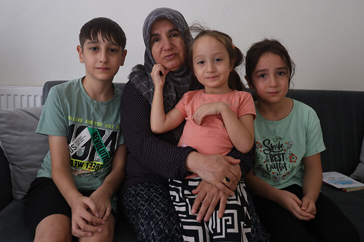 Depremde Ailesini Kaybeden Çocuklara Anneanneleri Sahip Çıktı