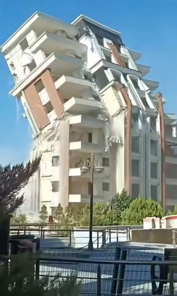 İş makinesinin darbesiyle 9 katlı bina yerle bir oldu