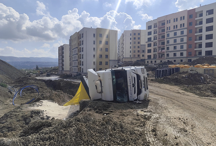 Antakya’da kum yüklü kamyon devrildi!