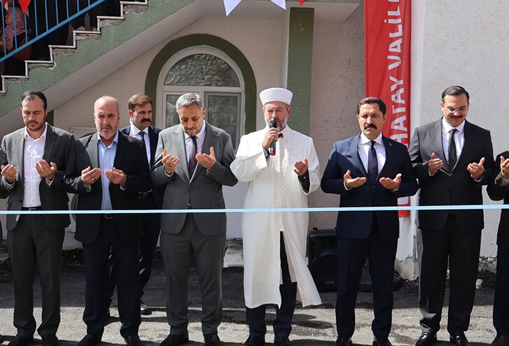 Depremin ardından inşa edilen 105. cami ibadete açıldı!