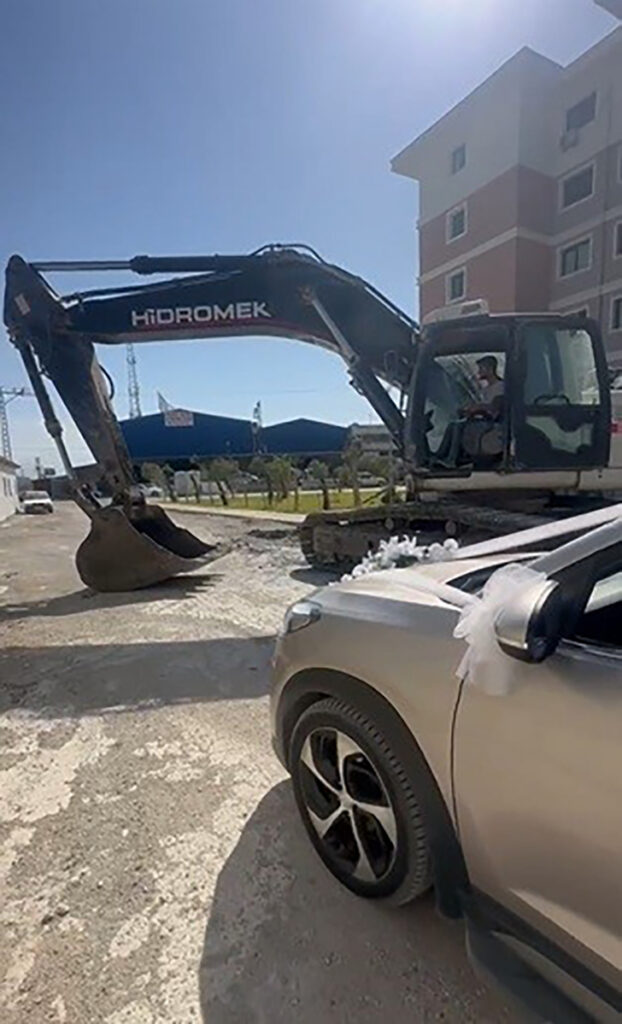 İş makinesiyle gelin arabasının yolunu kesti