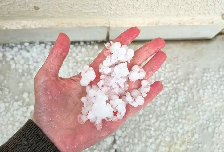 Hatay’da Dolu Yağışı Çevreyi Beyaza Bürüdü!