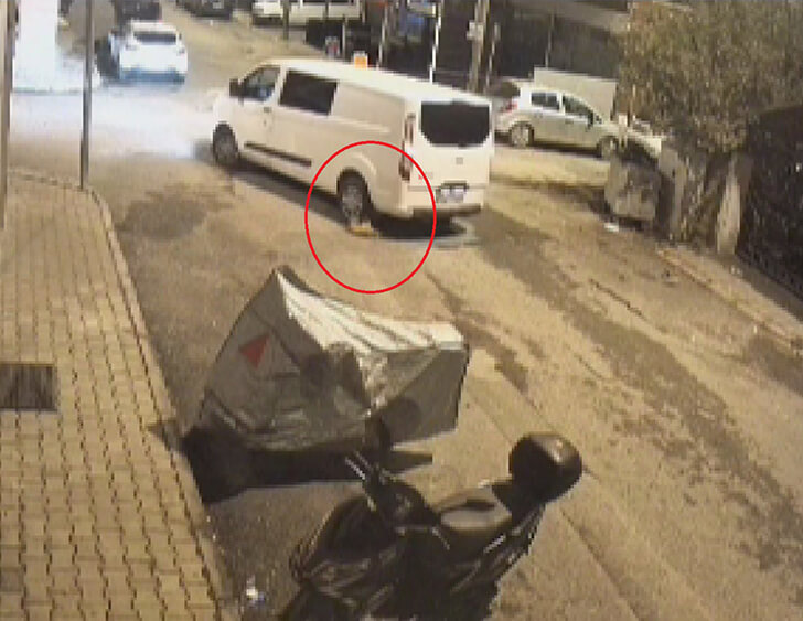 Hatay’da minibüs kediyi ezdi : Sürücü arkasına bakmadan devam etti