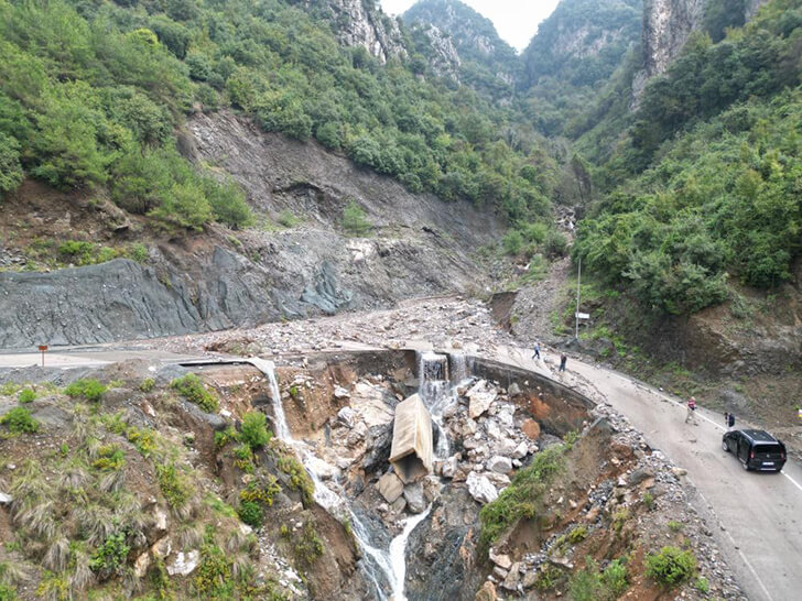 Payas’ta şiddetli yağış hayatı felç etti: Yaylalarda yol çöktü, evler zarar gördü!