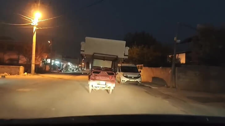 Hatay’da Trafikte Tehlikeli!  Taşıma3 Tekerlekli Motosikletle Koltuk Taşıdı!