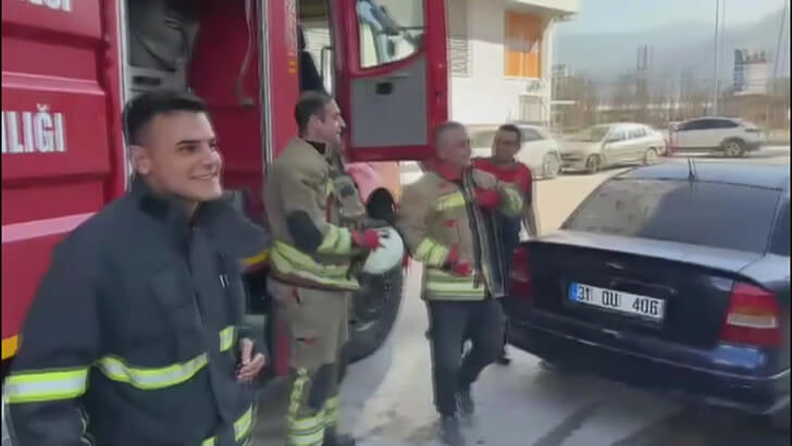 Sahte yangın ihbarı pasta kutlamasına dönüştü