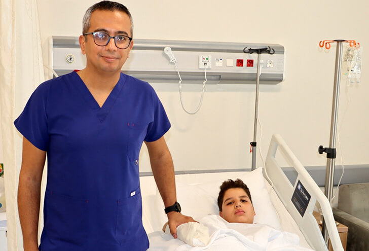 Op. Dr. Dökmeci kopan parmakları yeniden hayata döndürdü