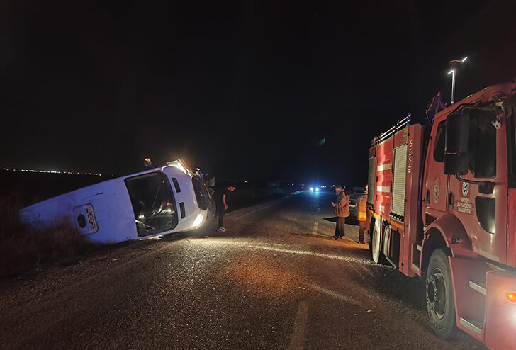 Otomobille, minibüs çarpıştı: 3 yaralı!