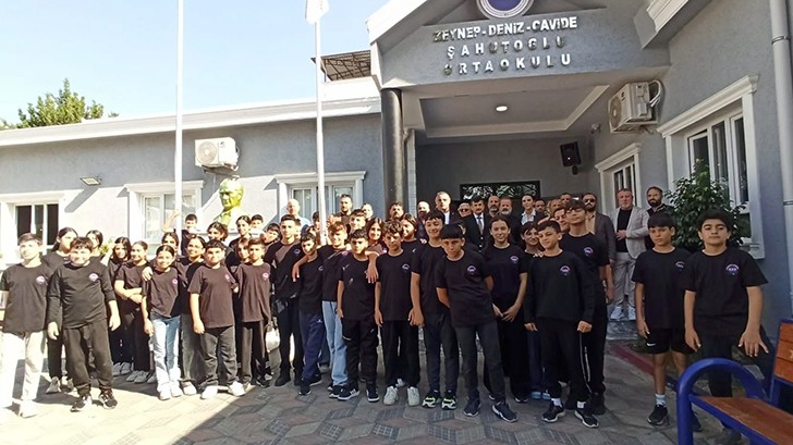 DR. Şahutoğlu’ndan Okul Forması Hediyesi