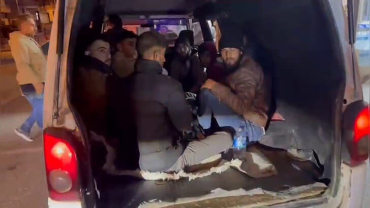 Avrupa hayaliyle çıktıkları yolda minibüs bagajında yakalandılar!