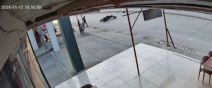 Sokak köpeğine çarpan motosikletli metrelerce sürüklendi!