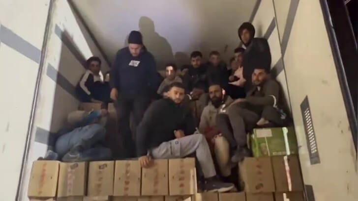 Hatay’da Tır Dorsesinde 16 Kaçak Göçmen Yakalandı!