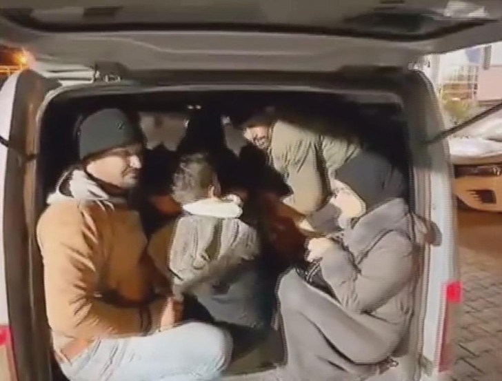 Hafif Ticari Araca Tıka Basa Doldurulan 13 Göçmen Yakalandı