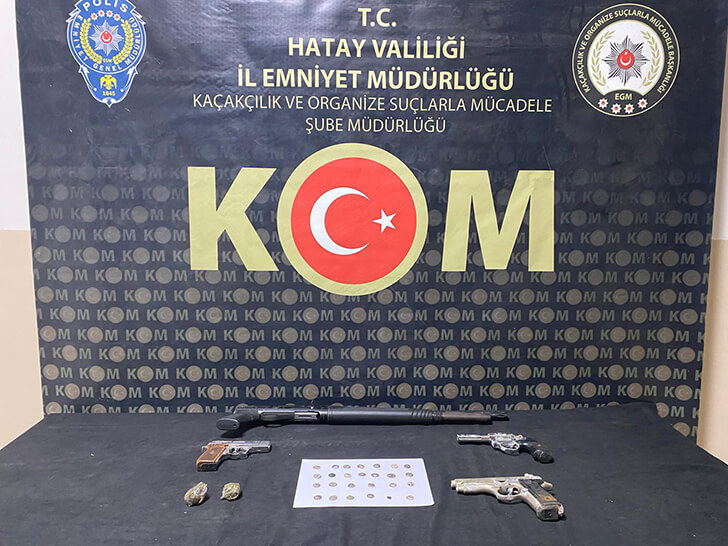 Hatay’da Kaçakçılık Operasyonu: Tarihi Sikke ve Silahlar Ele Geçirildi!