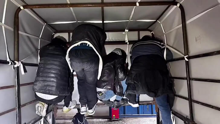 Yarasa Gibi Tavana Tutundular: 4 Göçmen Hatay’da Yakalandı