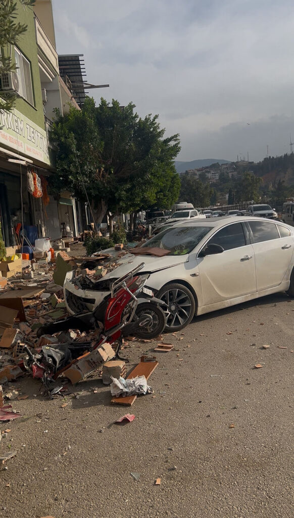 İskenderun’da Fırtına Çatı Duvarını Yıktı: Araçlar Pert Oldu