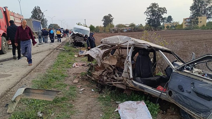 Minibüsle Çarpışarak Hurdaya Dönen Araçtaki 2 Kişi Yaralandı