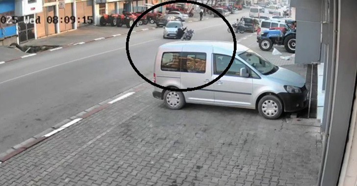 Otomobille Çarpışan Motosikletteki 2 Kişi Metrelerce Savruldu