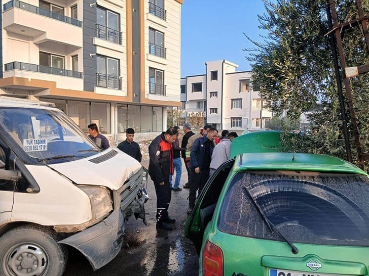 Kamyonetle Otomobil Çarpıştı:  1 yaralı!!!