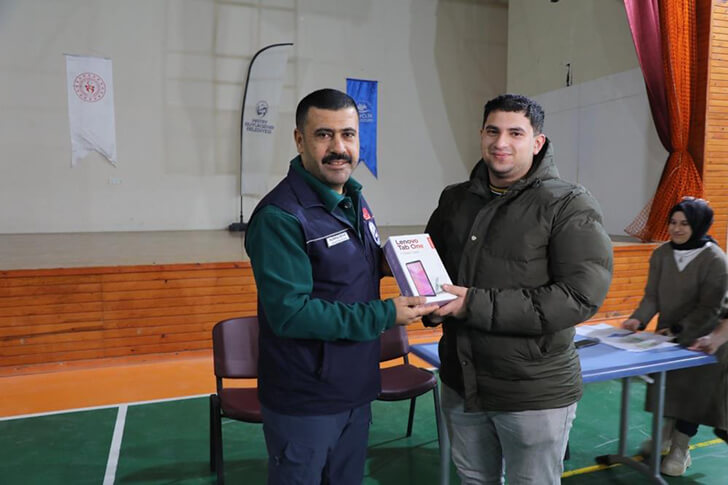 Depremzede Öğrencilere Burs Ve Tablet Desteği