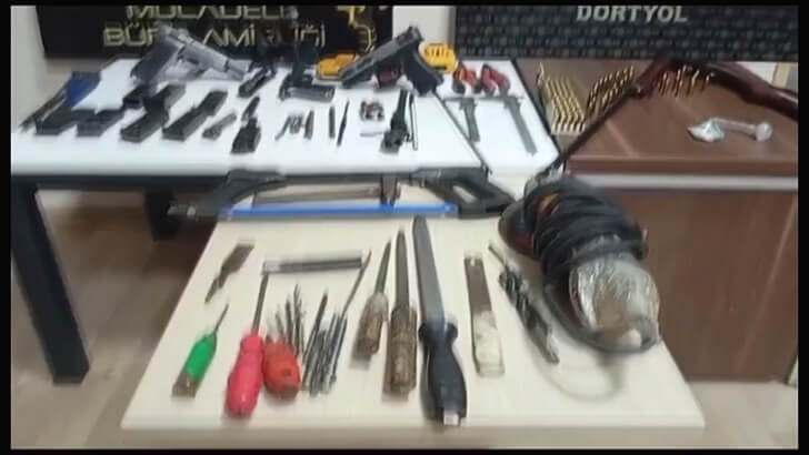 Polis Aramasında Cephanelik Gibi Ev Ortaya Çıktı!
