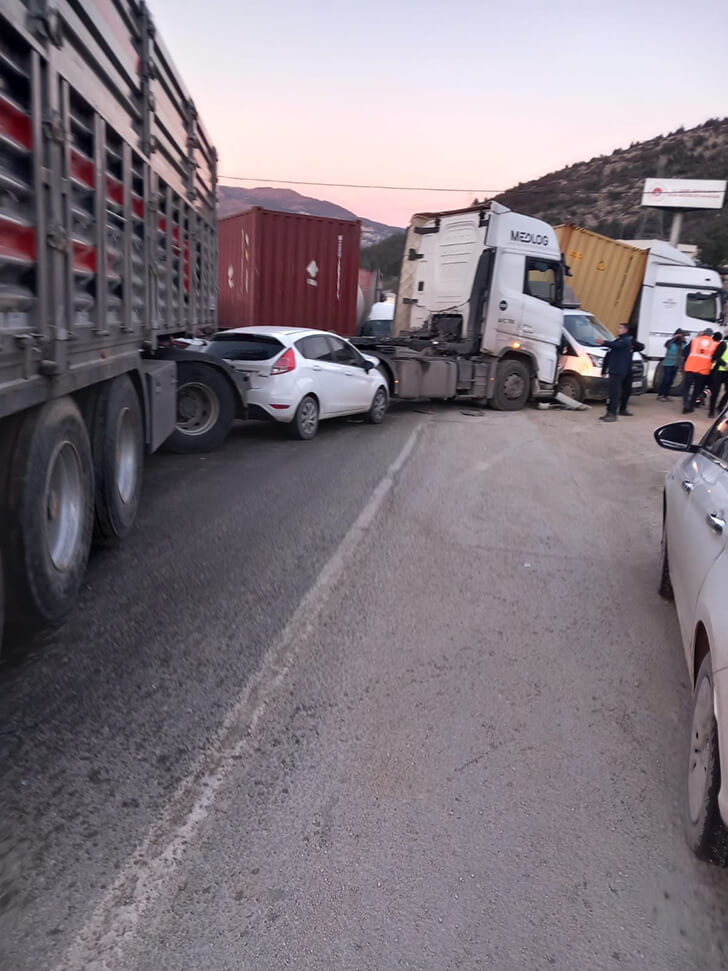 Hatay’da Buzlanma Nedeniyle 12 Araçlı Kaza: 11 Yaralı!