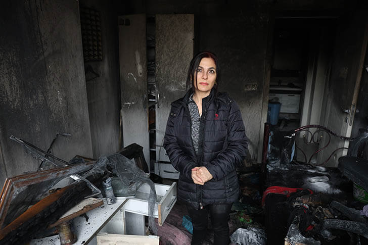 Depremde evi yıkılan ailenin yeni yuvası alev alev yandı!