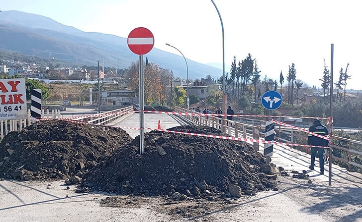 Hatay’da Karakese Köprüsü Çökme Riski Nedeniyle Trafiğe Kapatıldı!