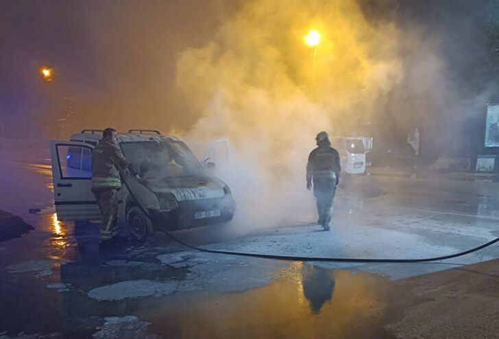 İskenderun’da seyir halindeki araç alevlere teslim oldu!