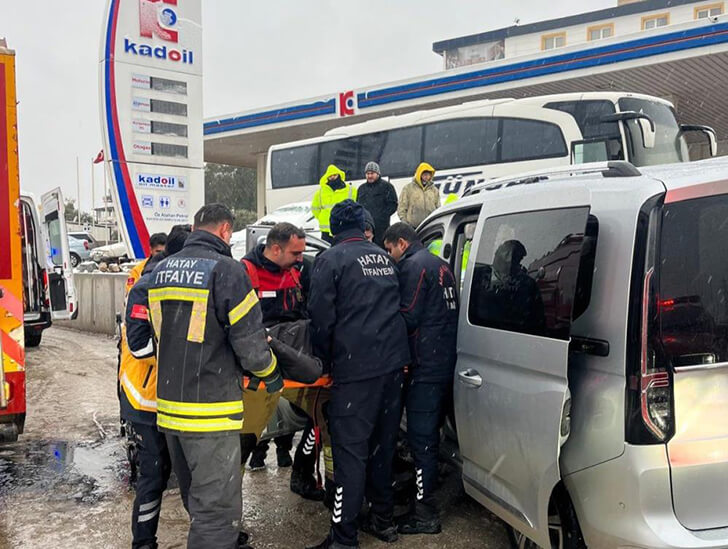 Duvara Çarpan Hafif Ticari Aracın Sürücüsü Yaralandı
