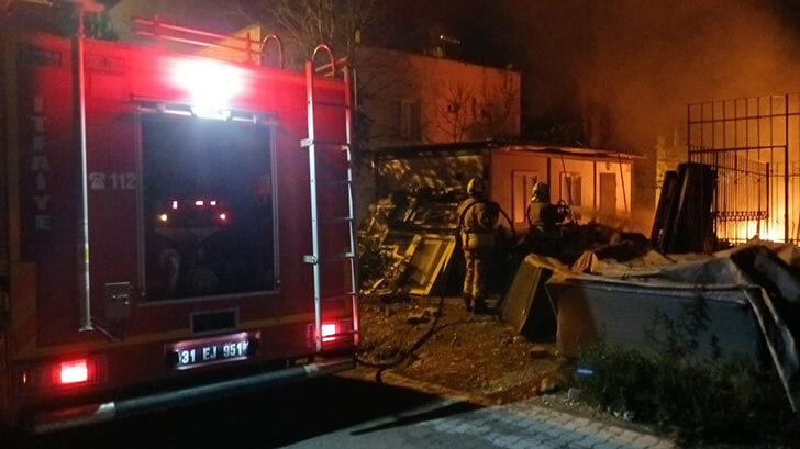 Payas’ta hurdalık alan alevlere teslim oldu!