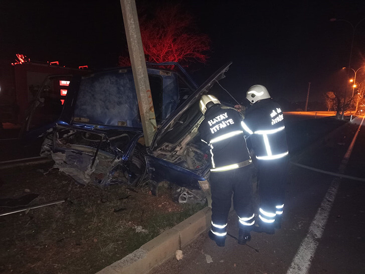 Aydınlatma direğine çarpan Tofaş hurdaya döndü: 2 yaralı
